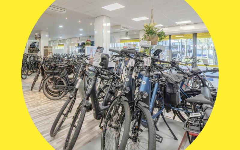 <p>Bij Van der Plank Tweewielers ontdekt u een uitgebreide collectie kwaliteitsfietsen van gerenommeerde merken. Of u nu op zoek bent naar een comfortabele stadsfiets, een krachtige elektrische fiets, een sportief model of een veilige kinderfiets, wij hebben voor elke fietser de ideale keuze.</p>